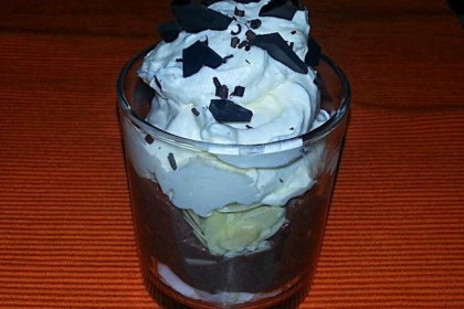 Beljakovinska sladica v kozarcu