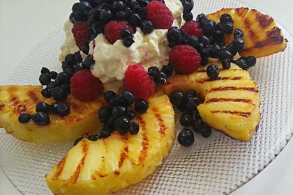 Pečen ananas z gozdnimi sadeži