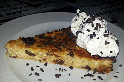 Preprosta skutina tortica s sadjem