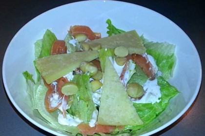 Solata z lososom in makadamijami