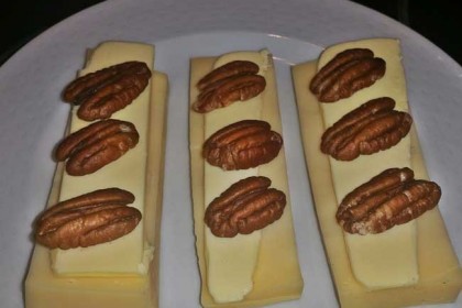 Sir z maslom in pekani