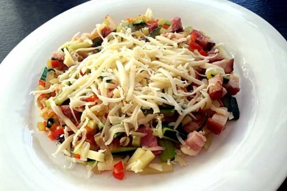 Zelenjava s sirom in slanino