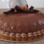 LCHF čokoladno-lešnikova torta z »mirror glaze« prelivom