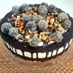 Torta s čokoladnim moussom in belo čokolado